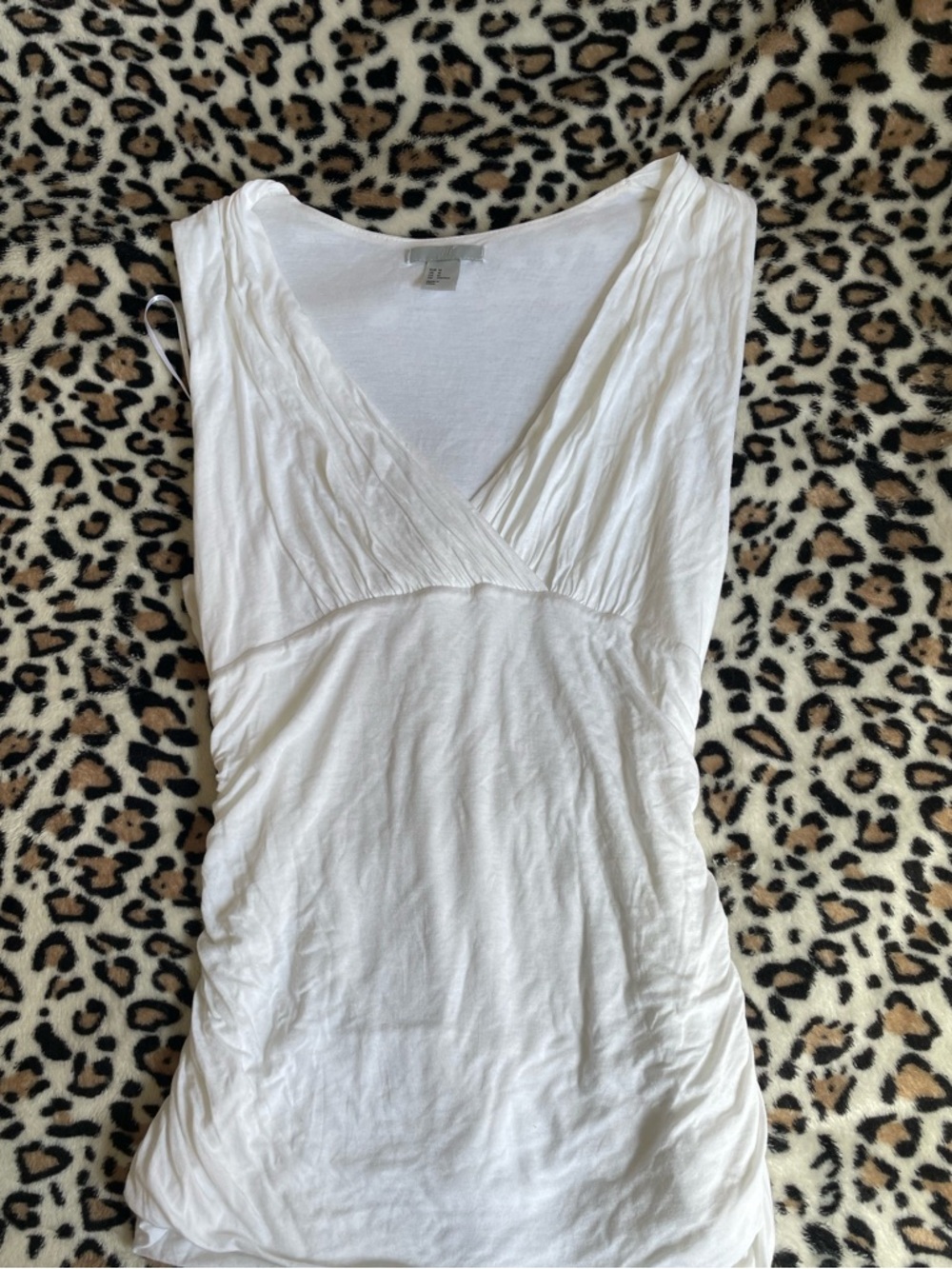 ♡ White Sleeveless V-Neck Ruched Tank Top